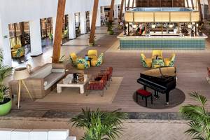 Fuerteventura Princess Hotel Lobby mit Bar, Klavier und Loungemöbeln.