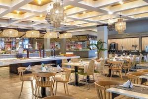 Innenansicht des Restaurants im Fuerteventura Princess Hotel mit Tischen, Stühlen und Buffet.