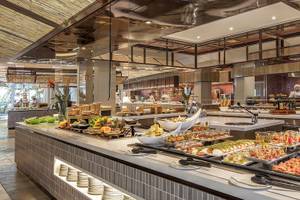 Buffet im Fuerteventura Princess Hotel mit verschiedenen Speisen und Dekoration.