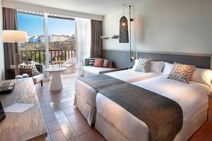 Doppelzimmer im Fuerteventura Princess Hotel mit Balkon und Blick auf die Stadt.