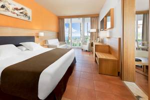 Innenansicht eines Zimmers im Fuerteventura Princess Hotel mit Blick auf das Meer.