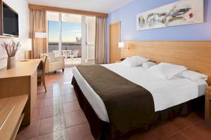 Doppelzimmer im Fuerteventura Princess Hotel mit Balkon und Meerblick.