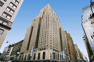 Das New Yorker Hotel, ein großes Gebäude in der Stadt