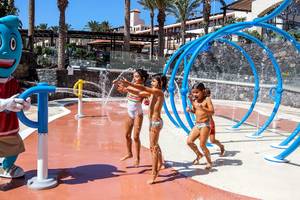 Kinder haben Spaß am Wasserpark im Occidental Jandia Mar Hotel