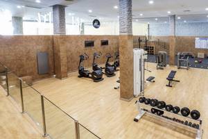Fitnessstudio im Hotel Occidental Jandia Mar mit verschiedenen Trainingsgeräten und freien Bereichen.