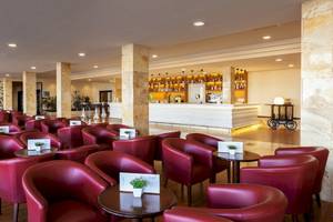 Hotellounge Bereich im Occidental Jandia Mar mit roten Lederstühlen und Tischen.