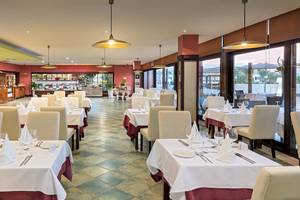 Innenansicht des Restaurants im Occidental Jandia Mar Hotel mit gedeckten Tischen und Stühlen.