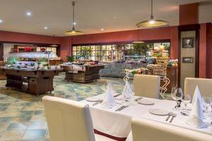 Essen Saal im Occidental Jandia Mar Hotel mit Tisch, Stühlen und Büffet.