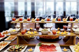 Abendbuffet im Occidental Jandia Mar Hotel mit verschiedenen Vorspeisen und Getränken auf mehreren Etagen.