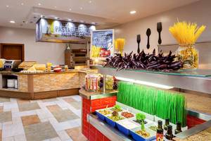 Buffetbereich im Occidental Jandia Mar Hotel mit italienischer Pasta und verschiedenen Speisen