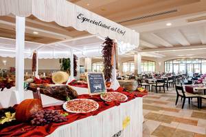 Buffet im Restaurant des Occidental Jandia Mar Hotels mit verschiedenen Speisen und Tischdekoration.