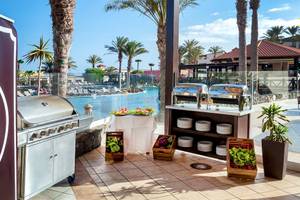 BBQ-Grill im Occidental Jandia Mar Hotel mit Blick auf den Pool und die Palmen.