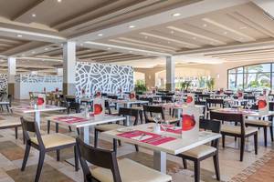 Innenansicht des Restaurants im Occidental Jandia Mar Hotel mit vielen Tischen und Stühlen.