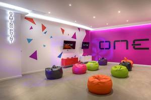 Gaming-Lounge im Hotel Occidental Jandia Mar mit bunten Sitzsäcken und Gaming-Postern.