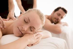 Frau genießt eine Massage im Occidental Jandia Mar Hotel