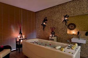 Wellnessbereich im Occidental Jandia Mar Hotel mit Badewanne, Kerzen und Dekor.