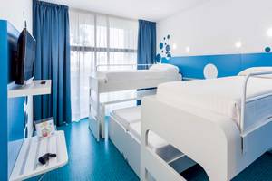 Doppelzimmer im Occidental Jandia Mar Hotel mit zwei Etagenbetten, blauen Wänden und weißen Punkten.