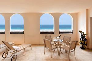 Balkon des Occidental Jandia Royal Level mit Blick auf das Meer und Sonnenliegen