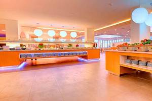 Buffetbereich des SBH Monica Beach Resort mit vielen Gerichten und Früchten.