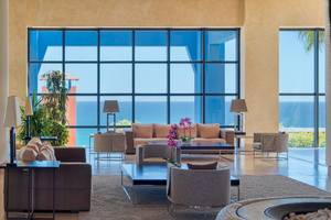 Lobby des H10 Tindaya Hotels mit Blick auf das Meer und modernen Möbeln.