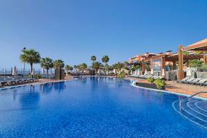 Außenpool des H10 Tindaya Hotels mit Loungeliegen und Palmen