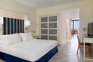 Ein modernes Zimmer im H10 Tindaya Hotel mit einem Bett und einem Arbeitsbereich.