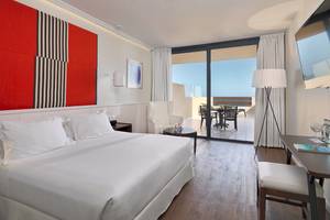 Hotelzimmer im H10 Tindaya mit Balkon, Schreibtisch und modernem Interieur.