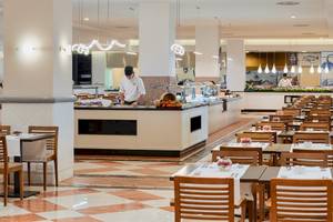 Innenansicht des Restaurants des H10 Tindaya Hotels mit Buffet und gedeckten Tischen.