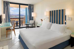 Hotelzimmer im H10 Tindaya mit Blick auf das Meer und die Berge