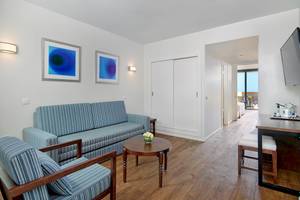 Innenraum des H10 Tindaya Hotels mit Möbeln und Dekoration.