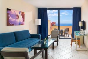 Innenansicht der Suite im H10 Tindaya Hotel mit Blick auf das Meer.