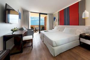 Zimmer im H10 Tindaya Hotel mit Blick auf den Balkon und das Meer.