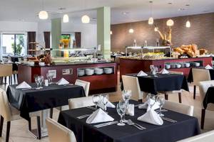 Restaurant im Melia Tortuga Beach Hotel mit gedeckten Tischen und Buffets.