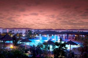 Außenansicht des Melia Tortuga Beach Resorts bei Abendstimmung