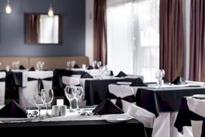 Restaurant-Innenbereich des Melia Tortuga Beach Hotels mit elegant gedeckten Tischen und Stühlen.