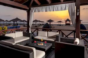 Terrasse des Melia Tortuga Beach Hotels mit Blick auf den Sonnenuntergang am Strand