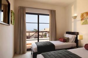 Doppelzimmer im Melia Tortuga Beach Hotel mit Balkon und Meerblick.