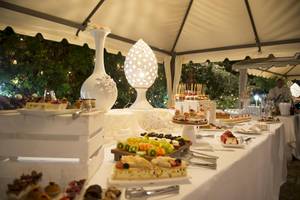 Buffet unter einem Zelt im Hotel Sierra Silvana mit verschiedenen Desserts und Früchten.