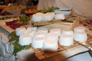 Buffet-Tisch mit Käse-Auswahl im Hotel Sierra Silvana.