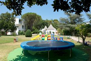 Kinderspielplatz im Freien mit Trampolin und Spielturm im Hotel Sierra Silvana