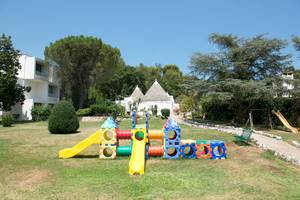 Kinderspielplatz im Hotel Sierra Silvana mit bunten Spielgeräten und einem gelben Rutschen