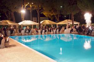 Abendliche Poolparty im Sierra Silvana Hotel mit Gästen unter Zelten.
