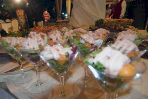 Buffet mit Vorspeisen im Hotel Sierra Silvana mit Gästen im Hintergrund.