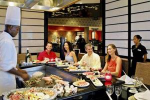 Sushi-Buffet im Bahia Principe Grand Bavaro Hotel mit Gästen und einem Koch.