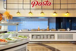 Buffet im Seaden Sea World Resort & Spa mit verschiedenen Salaten, Pasta und anderen Gerichten.