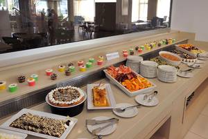 Buffet im Nelia Beach Hotel & Spa mit verschiedenen Desserts und Früchten.