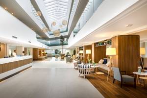 Empfangsbereich des Valamar Argosy Hotels mit einer Rezeptionistin und modernen Möbeln.