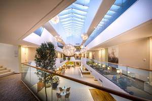 Innenbereich des Valamar Argosy Hotels mit hoher Lobby, heller Beleuchtung und hängenden Leuchten.
