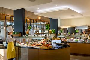 Buffetbereich im Valamar Argosy Hotel mit Köchen und Gästen.