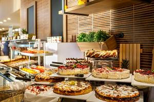 Desserts-Buffet im Valamar Argosy Hotel mit verschiedenen Kuchen und Torten.